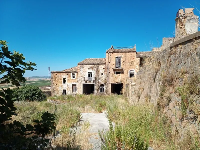 Al momento stai visualizzando Poggioreale di Sicilia: la storia della “città fantasma” nella Valle del Belìce