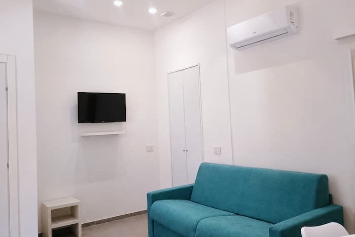divano letto, condizionatore e TV